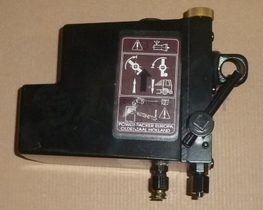 Насос подъема кабины DHP2-121390 (на 5490)  / Нидерланды