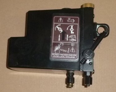 Насос подъема кабины DHP2-121390 (на 5490)  / г. Москва